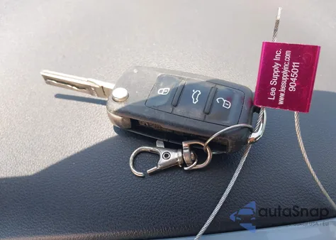 2014 Volkswagen Beetle 2.5L z USA, uszkodzony, nr VIN 3VWJX7AT5EM621477